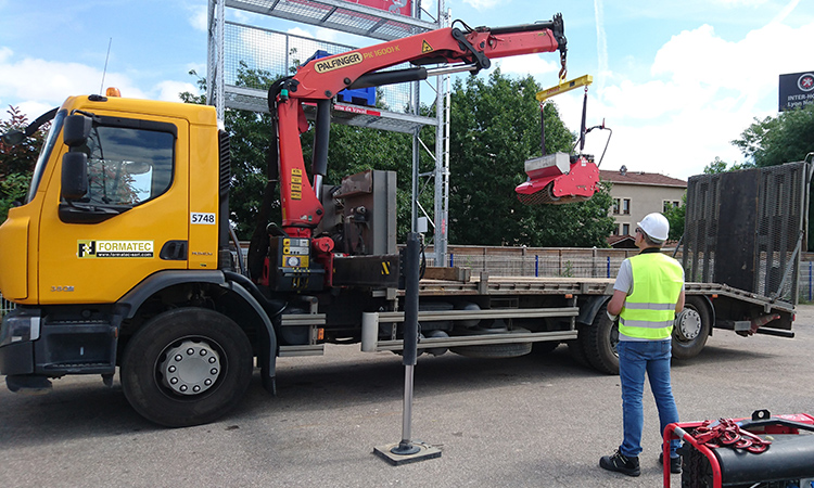 Camion avec bras de grue auxiliaire